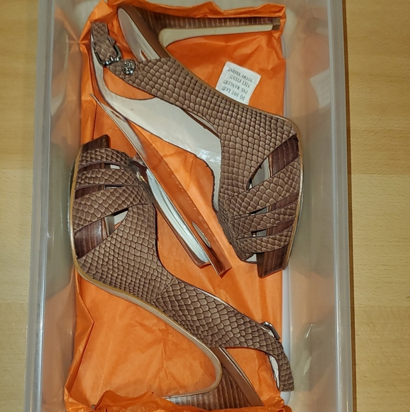 Guess Peeptoe Pumps - Picture 3 of 10